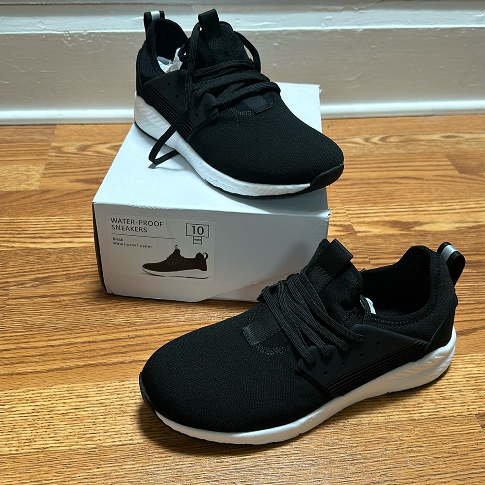 Loom women’s size 10 sneakers black